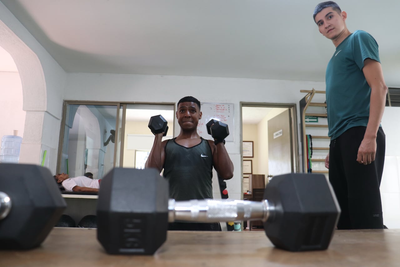 ACONDICIONAMIENTO FÍSICO, GIMNASIO, PESAS, EJERCICIO, SALUD, DEPORTE, CALI