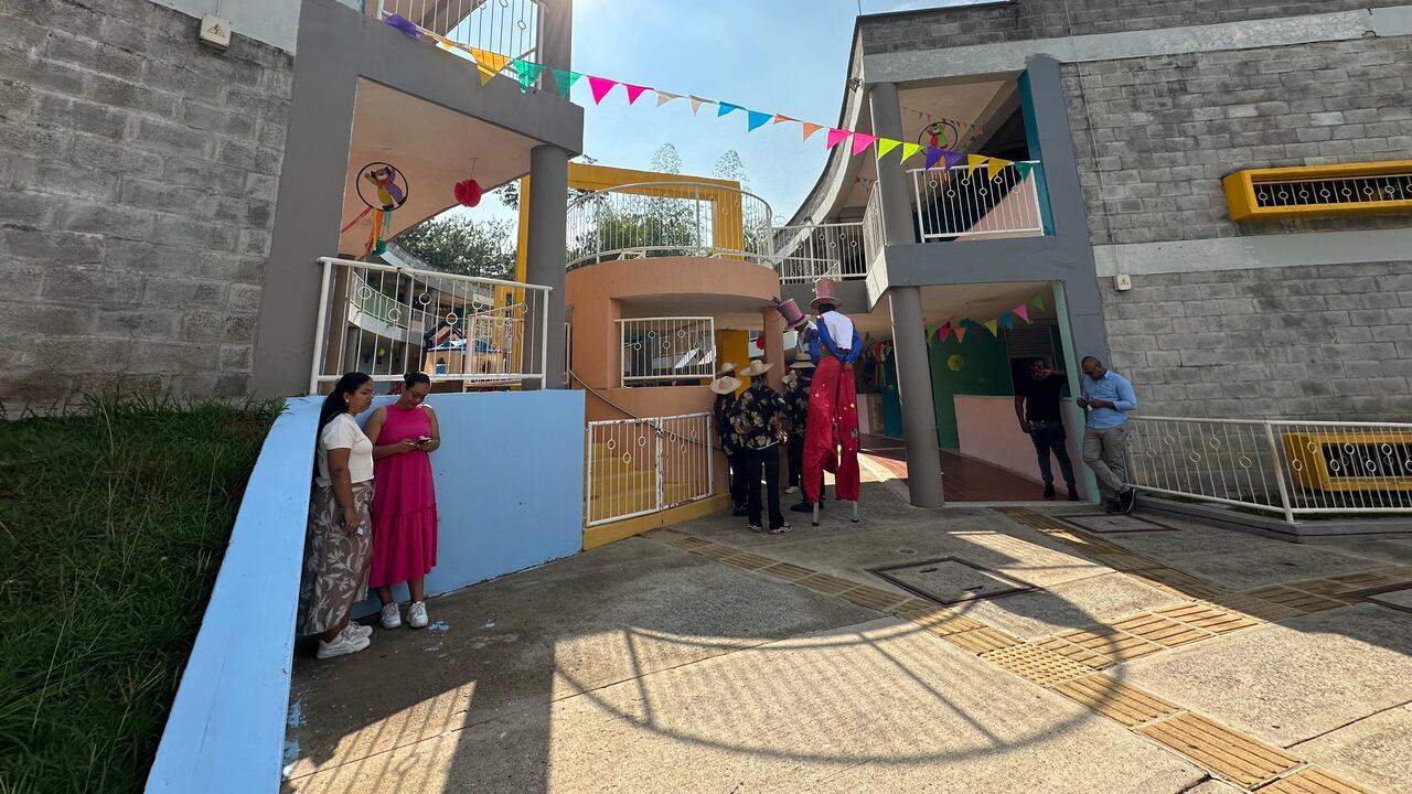 En las UTS trabaja un personal robusto: agentes educativos, auxiliares pedagógicos, profesional psicosocial y en nutrición, auxiliares de enfermería, servicios generales, manipuladores de alimentos y cargos adicionales de acuerdo a los menores.