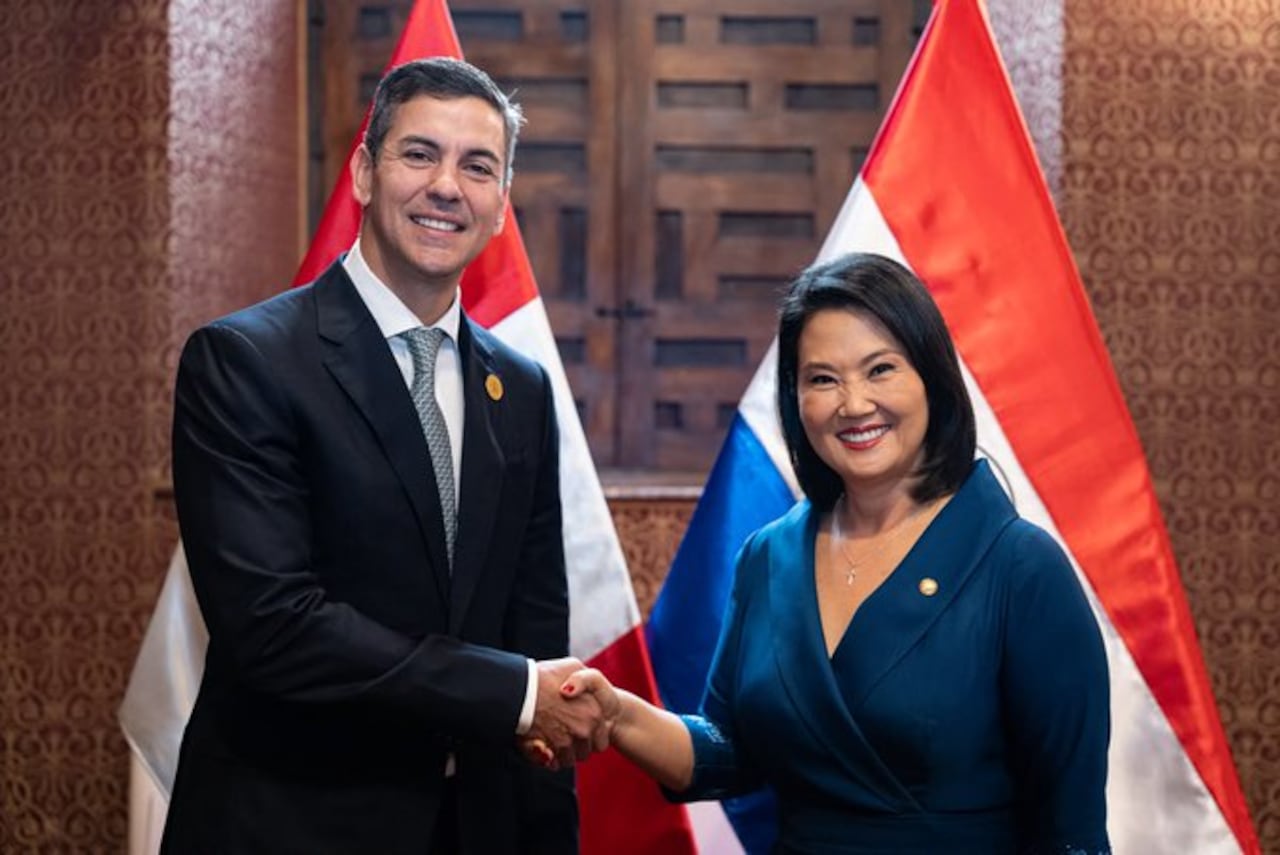 Santiago Peña en la posesión presidencial de Keiko Fujimori en Perú.