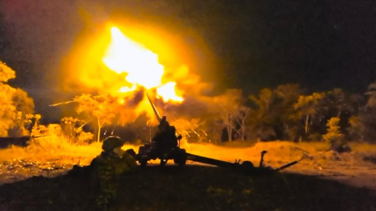 Tropas del Ejército Nacional de Colombia, en coordinación con la Fuerza Aérea Colombiana y la Policía Nacional de Colombia, adelantan operaciones militares ofensivas en la región del Catatumbo contra la Estructura 33 de grupos armados residuales, utilizando de manera estratégica capacidades de artillería para contrarrestar su accionar en la zona.