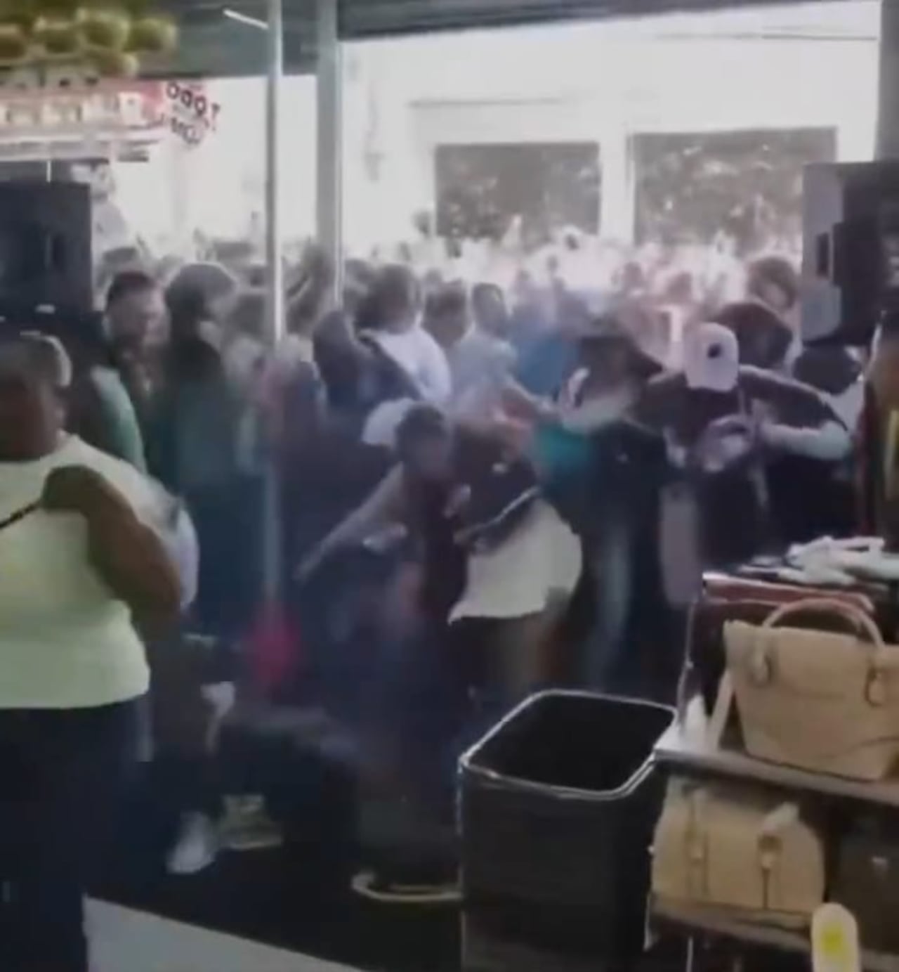 Muchas de las personas que intentaban ingresar al lugar, cayeron al piso.