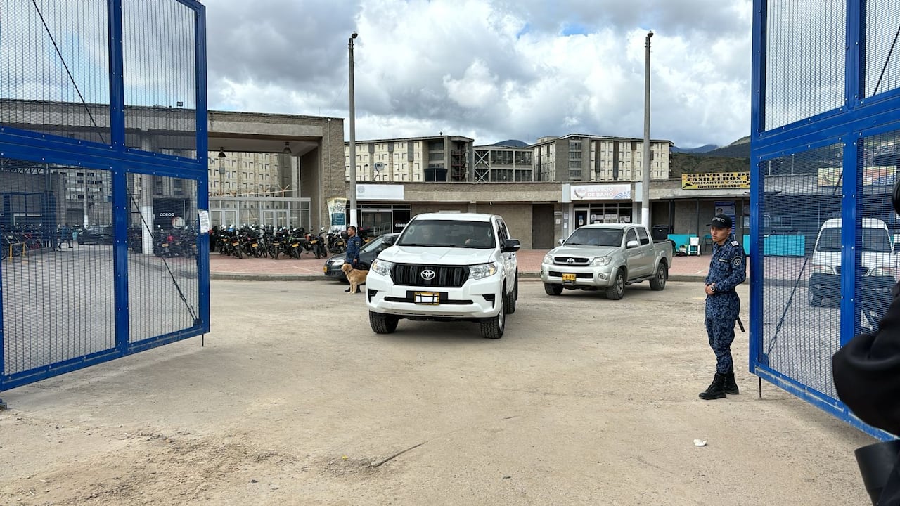 En dos camionetas blancas blindadas de la UNP, salió fuertemente escoltado el exjefe paramilitar Salvatore Mancuso.