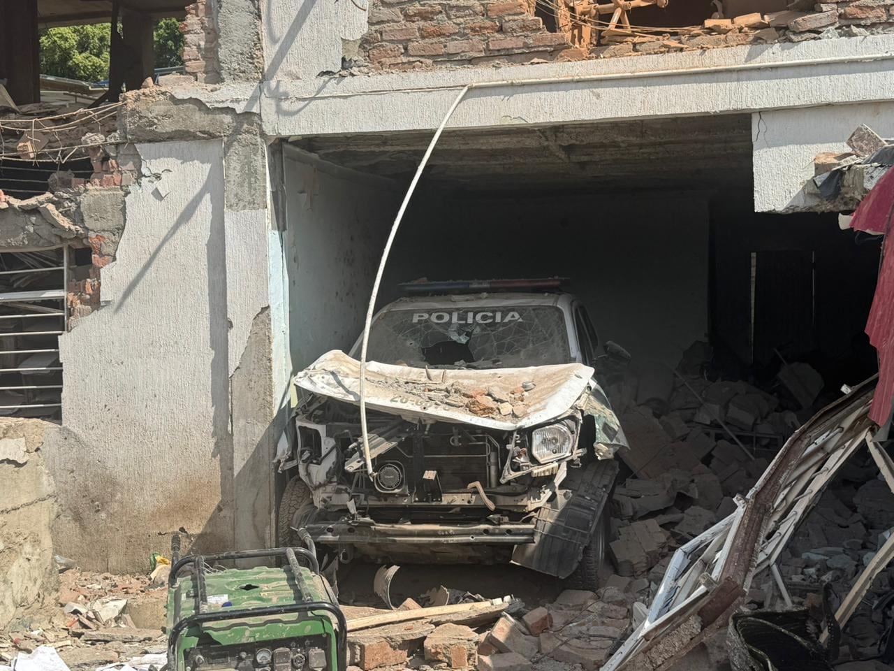 Los policías resistieron el ataque hasta ser superado en número por los disidentes, al final la comunidad evitó que acabaron con la vida de los uniformados.