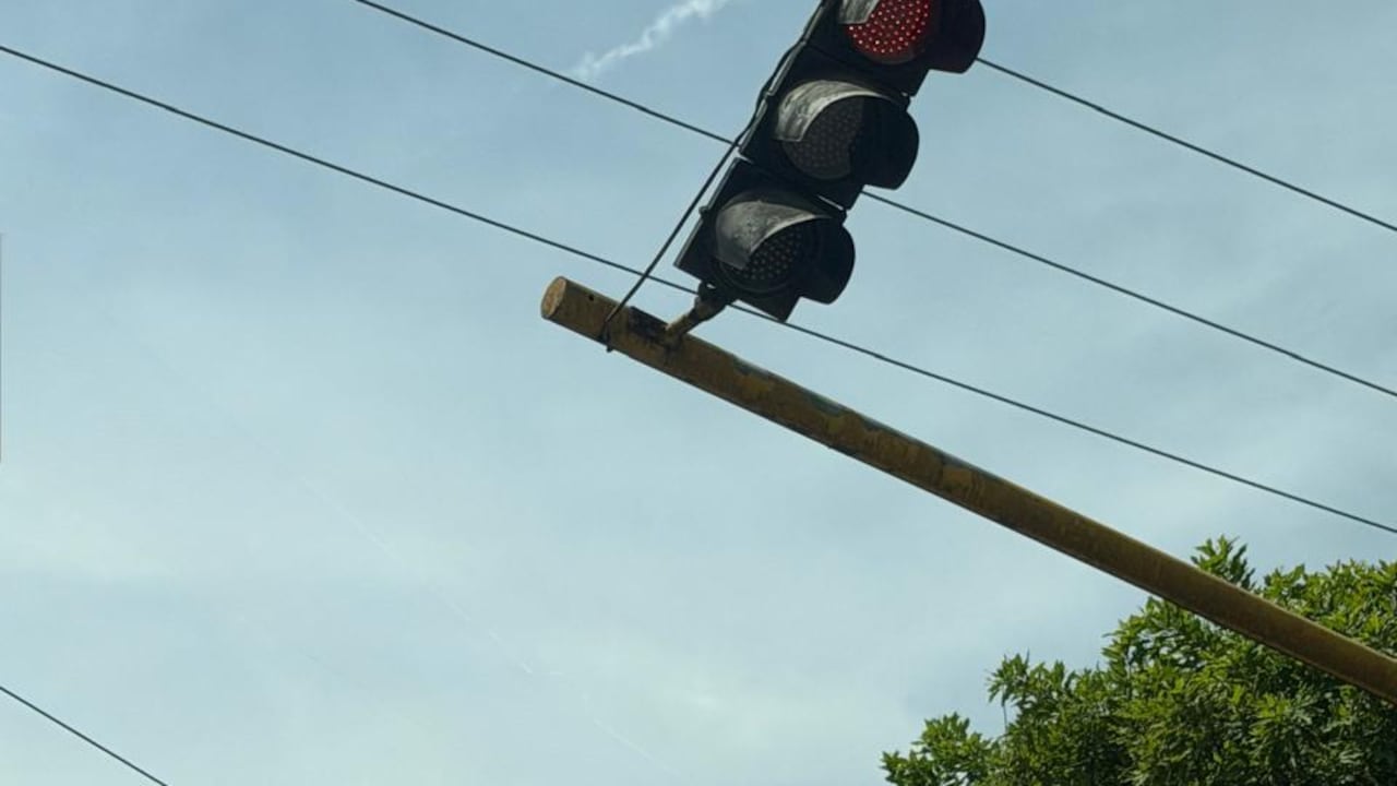 La estructura del semáforo se encuentra inclinada y, según los conductores, su estado se ha hecho más notorio con el paso del tiempo.