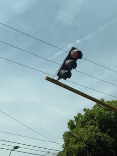 La estructura del semáforo se encuentra inclinada y, según los conductores, su estado se ha hecho más notorio con el paso del tiempo.