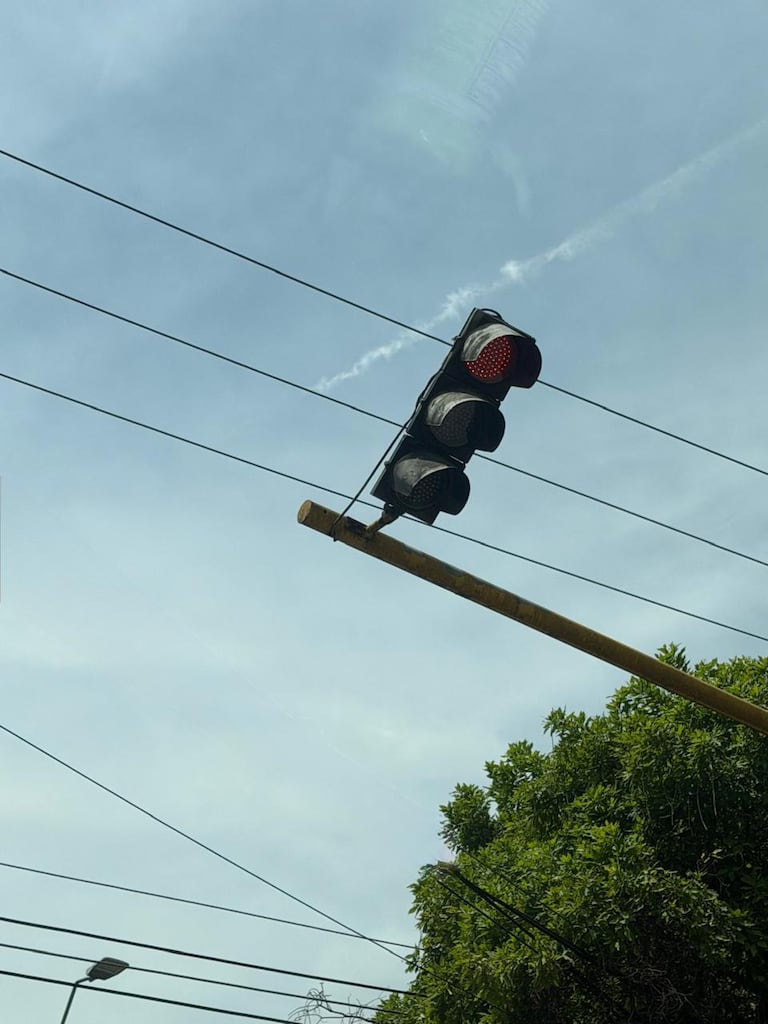 La estructura del semáforo se encuentra inclinada y, según los conductores, su estado se ha hecho más notorio con el paso del tiempo.