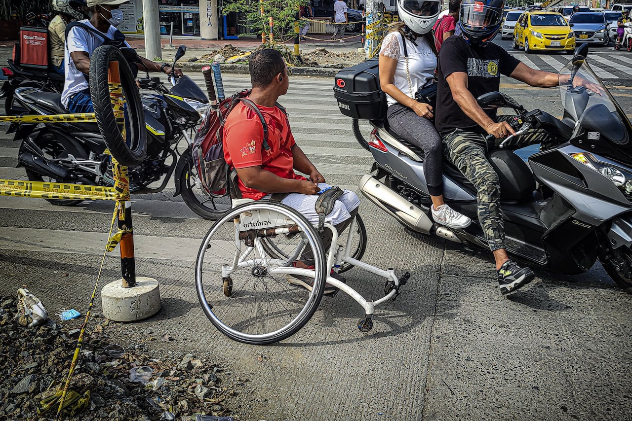 En Cali la ausencia de andenes accesibles para personas con limitaciones físicas, o la existencia de andenes que no cumplen con los estándares de accesibilidad, puede generar barreras para la movilidad y la inclusión de estas personas. Foto Jorge Orozco / El País.