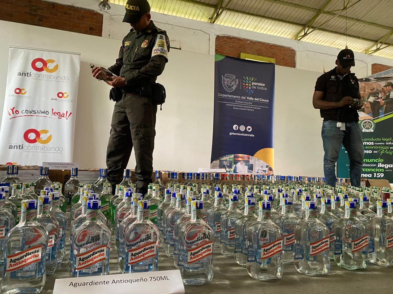 El contrabando de licores, especialmente del aguardiente, reduce los recursos destinados a la salud y la educación, y amplía las brechas de desigualdad y pobreza. Este año se han incautado 4.940 unidades de contrabando. Foto: Unidad de Rentas del Valle / El País