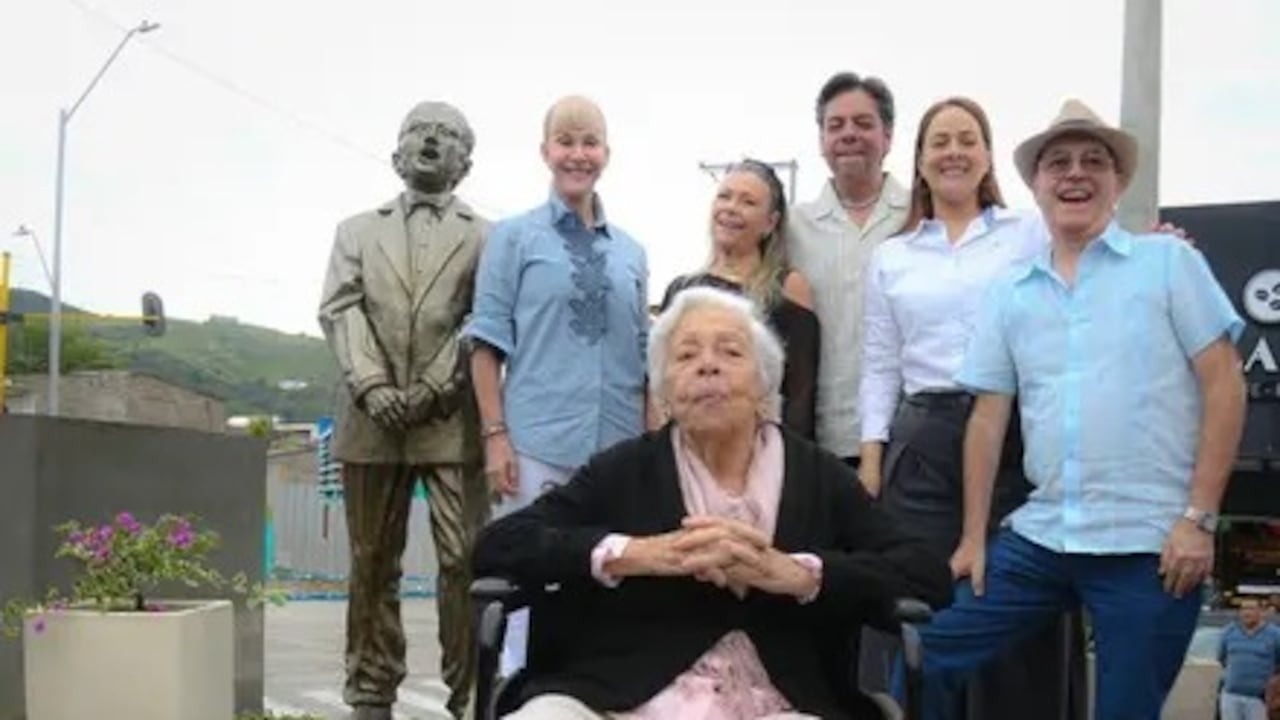 La gobernadora Dilian Francisca Toro participó en la develación del monumento en homenaje al maestro Gerardo Arellano Becerra.