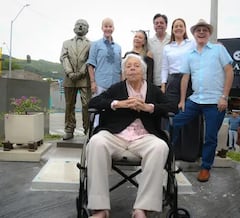 La gobernadora Dilian Francisca Toro participó en la develación del monumento en homenaje al maestro Gerardo Arellano Becerra.