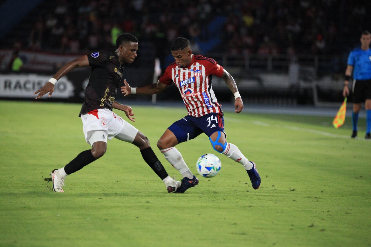 América toma ventaja ante Junior en la primera parte.