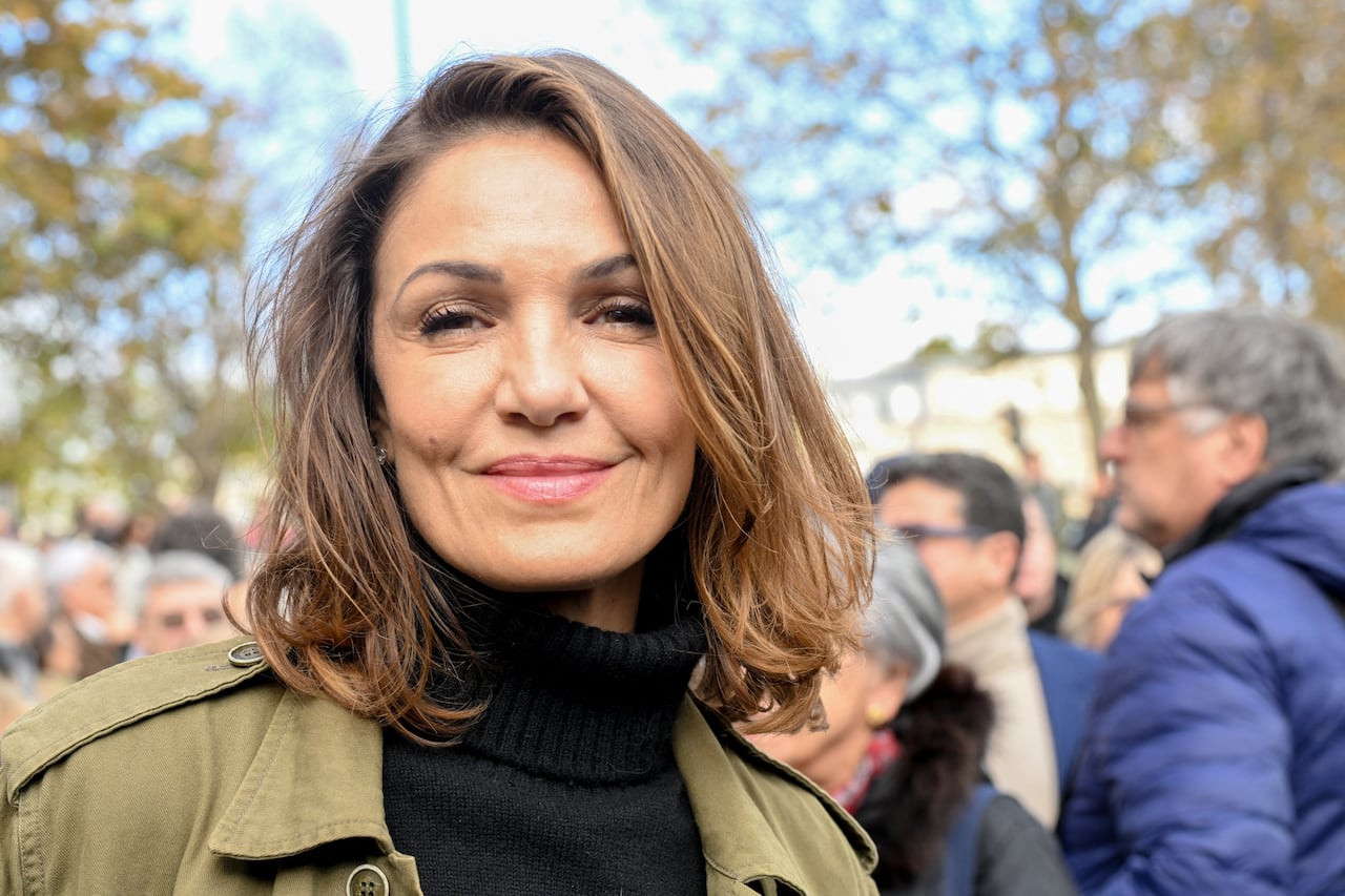 La actriz francesa Nadia Fares posa para una fotografía al inicio de una “marcha silenciosa” que pide la paz en Oriente Medio, en París el 19 de noviembre de 2023.