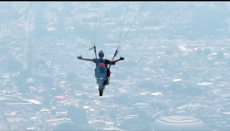 Cleyderson Tejada, Bioaventura, sobrevolando en moto y parapente los llanos orientales.
