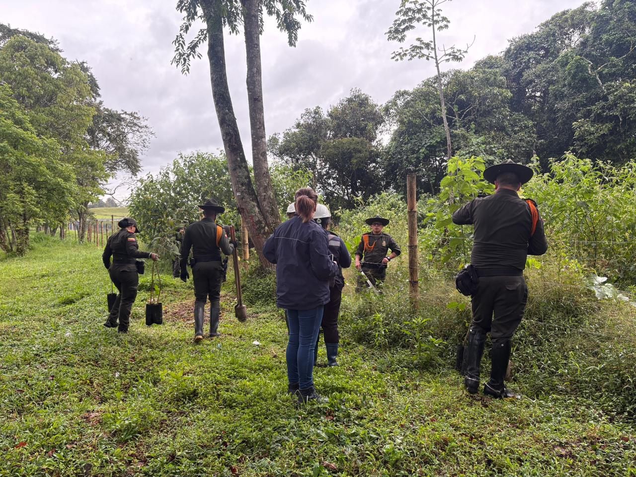 Integrantes de la Policía adelantaron una jornada de Protección Humedales en Popayán, Cauca.