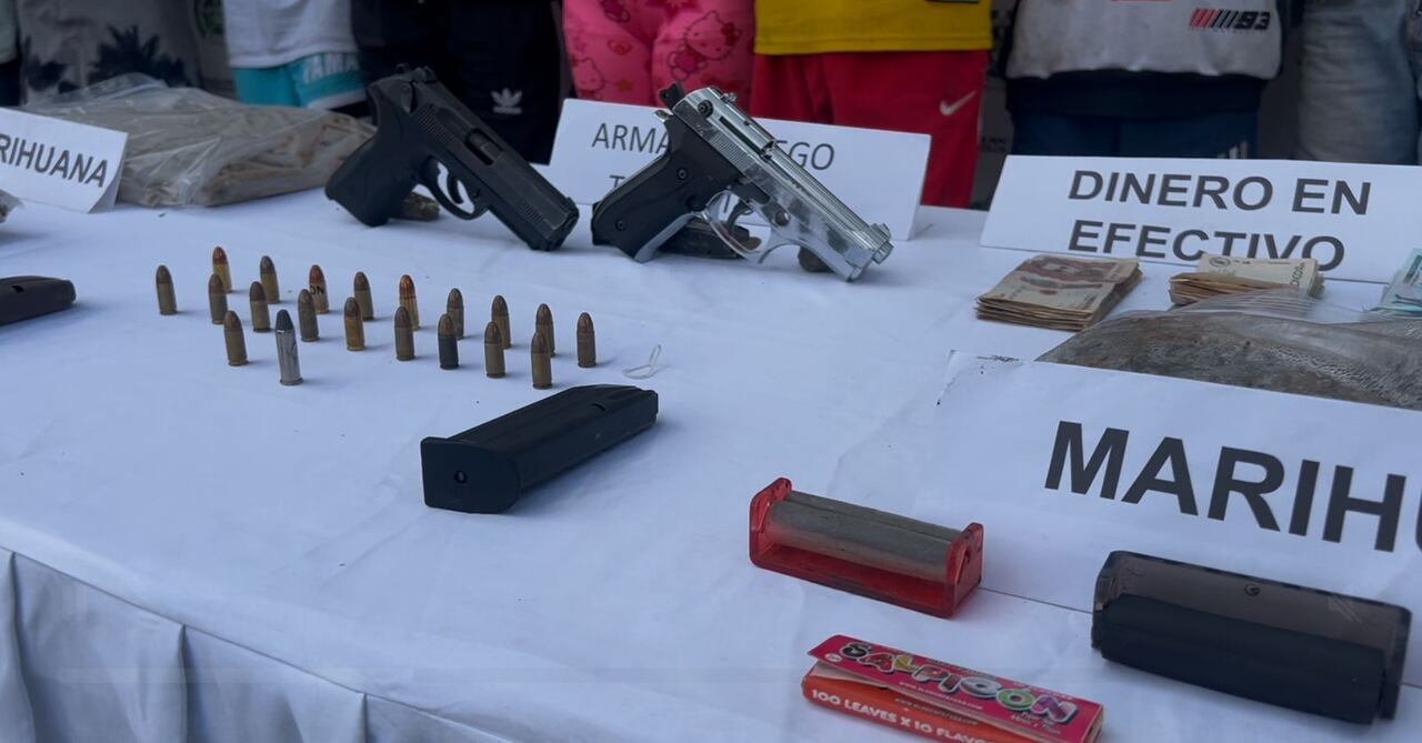 En medio de las diligencias judiciales, los uniformados incautaron munición, armas de fuego y numerosas dosis de marihuana, las cuales estaban listas para ser comercializadas.