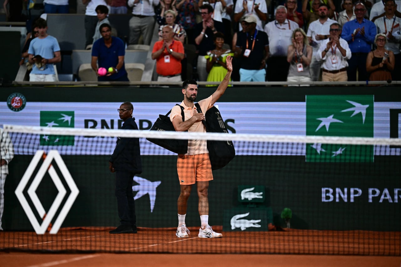 El serbio Novak Djokovic saluda al público al abandonar la cancha tras su derrota ante el brasileño Joao Fonseca al término de su partido individual masculino en la sexta jornada del torneo de tenis Roland Garros, disputado en la cancha Philippe-Chatrier del complejo Roland-Garros en París el 29 de mayo de 2026. (Foto de JULIEN DE ROSA / AFP)