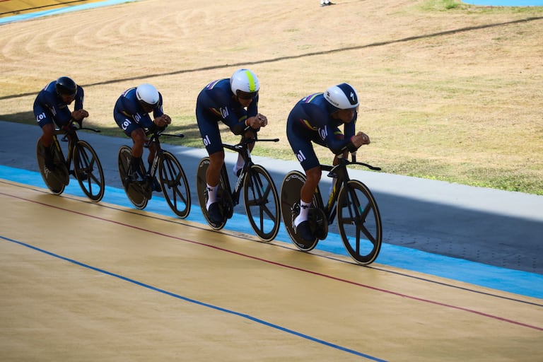 Delegaciones colombiana de ciclismo de pista en acción en los Juegos Centroamericanos y del Caribe 2026.