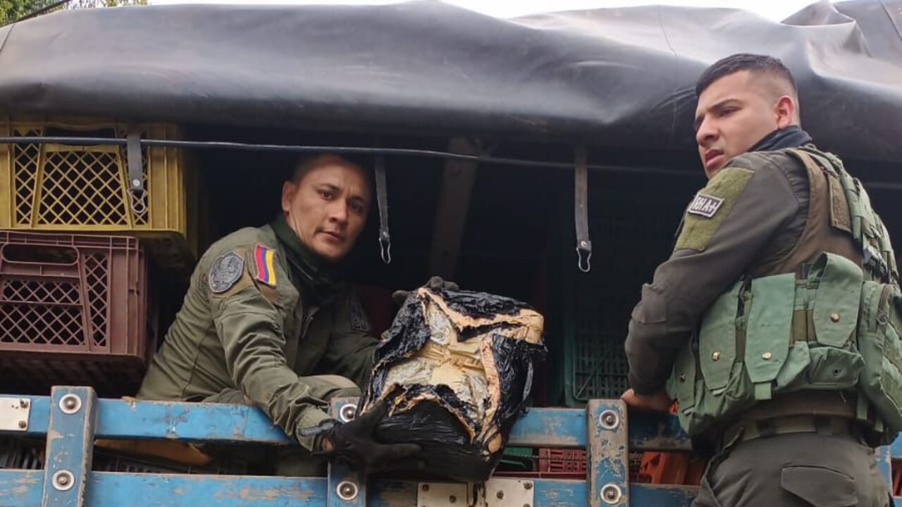 El momento cuando los uniformados encuentran la marihuana prensada al interior del camión, el cual partió de la zona rural del municipio de Silvia, Cauca.