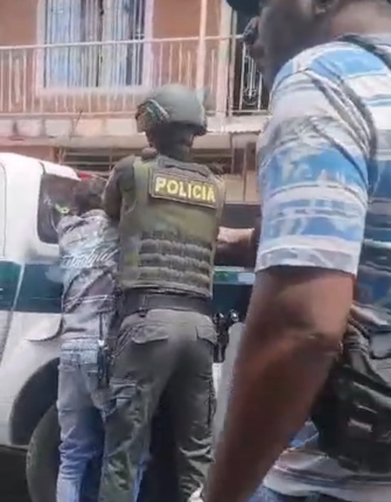El padre de la víctima, Wisley Arango Hernández, auxiliar de enfermería, fue trasladado de urgencia a un centro asistencial en Cali debido a la gravedad de sus heridas en la región mamaria.