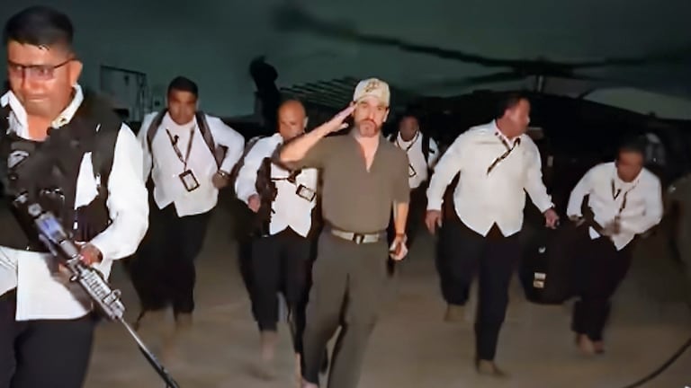 Abelardo De La Espriella, con arma al cinto, recorrió las calles de Santa Marta y Cali en medio de una arremetida contra los criminales.