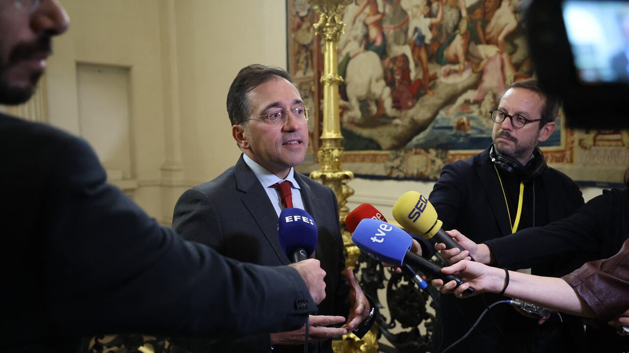 El Ministro de Asuntos Exteriores de España, José Manuel Albares (C), hace comentarios a los medios de comunicación tras una reunión ministerial sobre la implementación del plan de paz en Oriente Medio en el Quai d'Orsay de París, el 9 de octubre de 2025