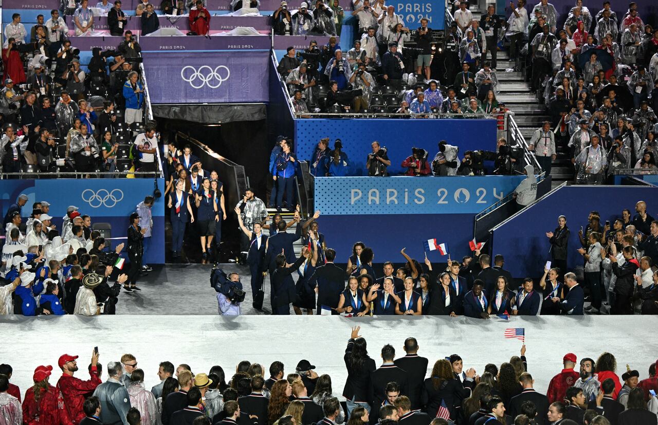 La delegación francesa llega a el Trocadero durante la ceremonia durante la ceremonia inaugural de Paris 2024 en Julio 26, 2024. (Photo by Jonathan NACKSTRAND / AFP)