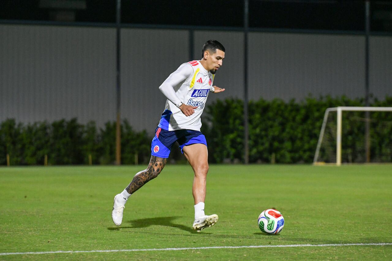 Daniel Muñoz durante un entrenamiento de la Selección Colombia.