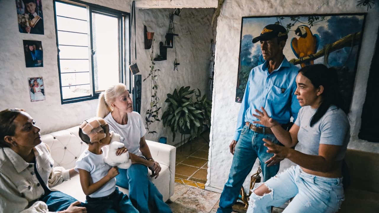 Dilian Francisca Toro anunció nueva vivienda para Samara, niña herida durante el terremoto en Calima