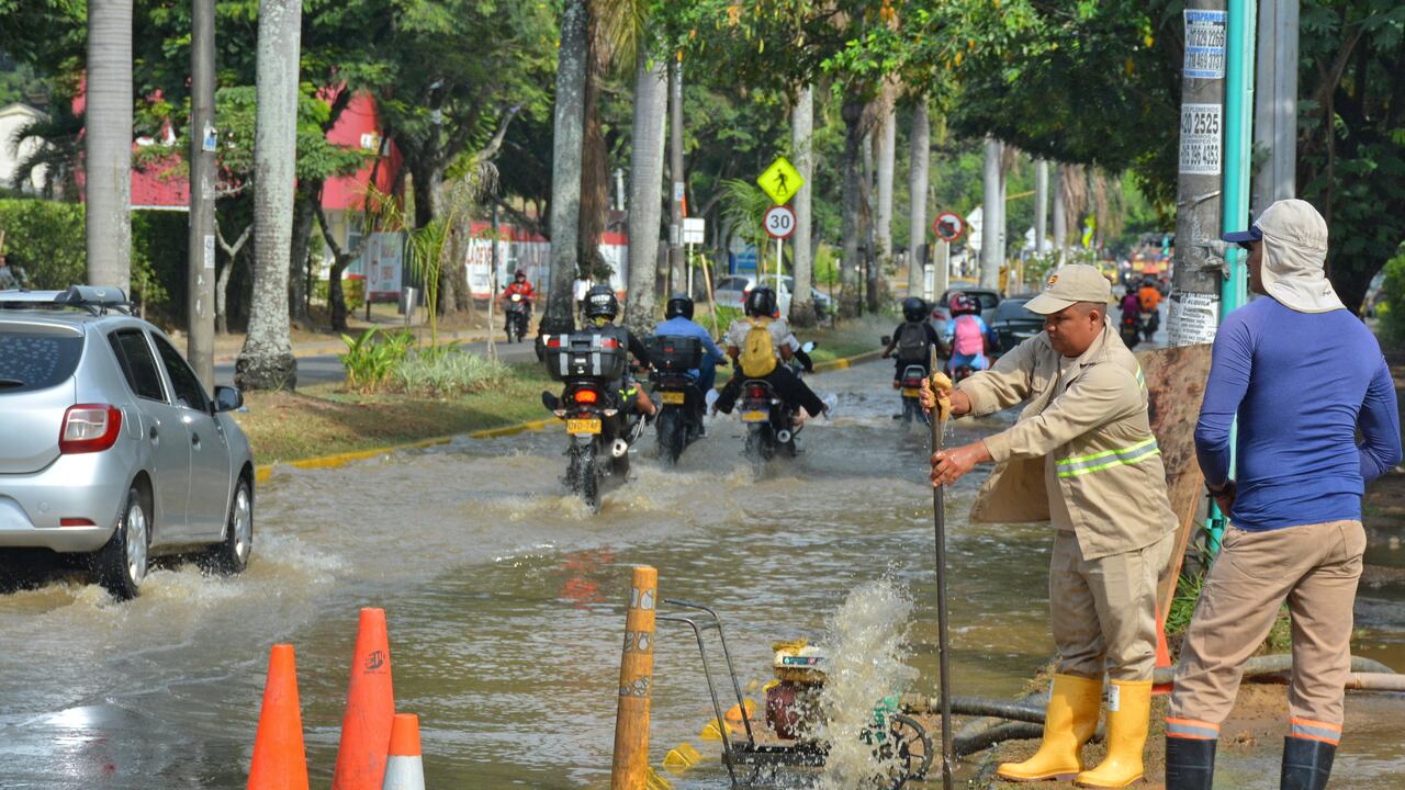 Un daño considerable se presenta desde la madrugada de hoy en la red matrix ubicada sobre la avenida Guadalupe con calle 14 C. La tubería de 6 pulgadas se reventó. El servicio de agua potable está suspendido. Personal de Emcali con maquinaria amarilla realiza los trabajos de reparación.