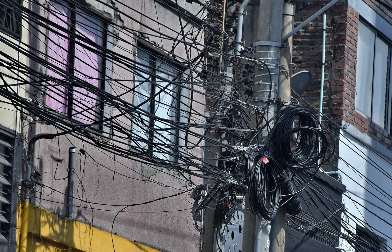 Cables en los postes de Cali