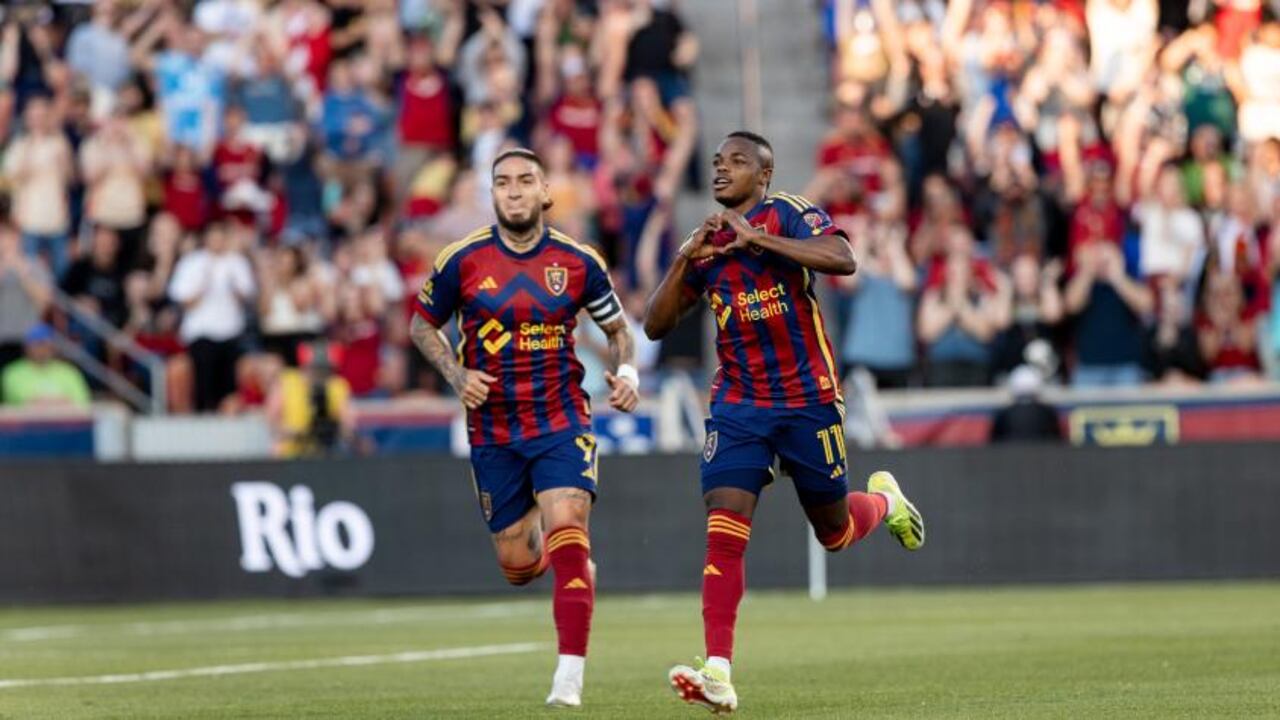 El colombiano logró marcar tres goles en el compromiso.