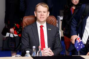 El Primer Ministro de Nueva Zelanda, Chris Hipkins, espera antes del inicio de una reunión con los socios de la OTAN en el Indo-Pacífico durante la cumbre de la OTAN, en Vilna el 12 de julio de 2023.