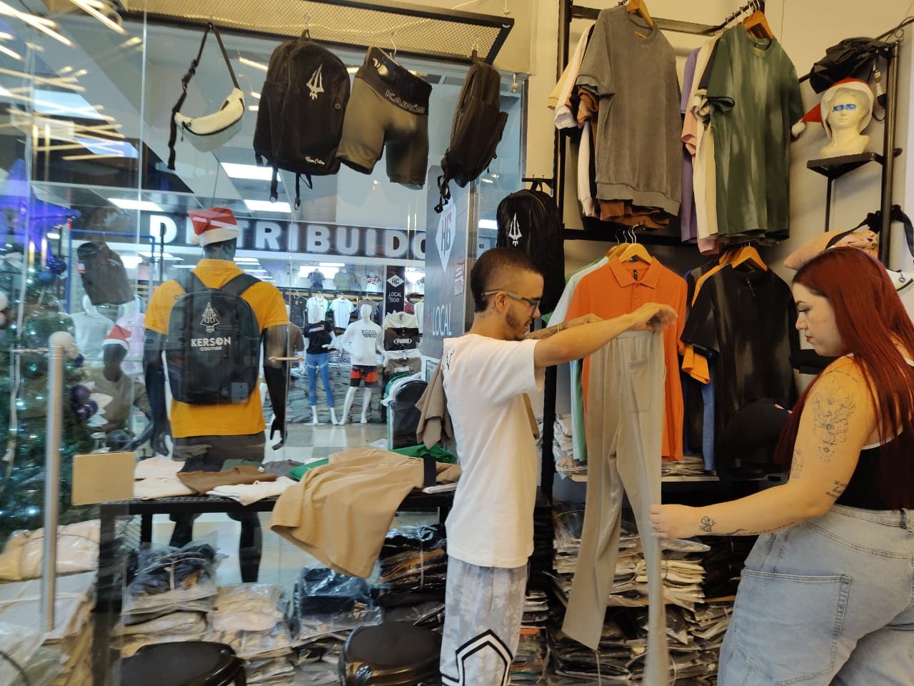 Comerciantes del centro de Cali se preparan para la temporada de diciembre.