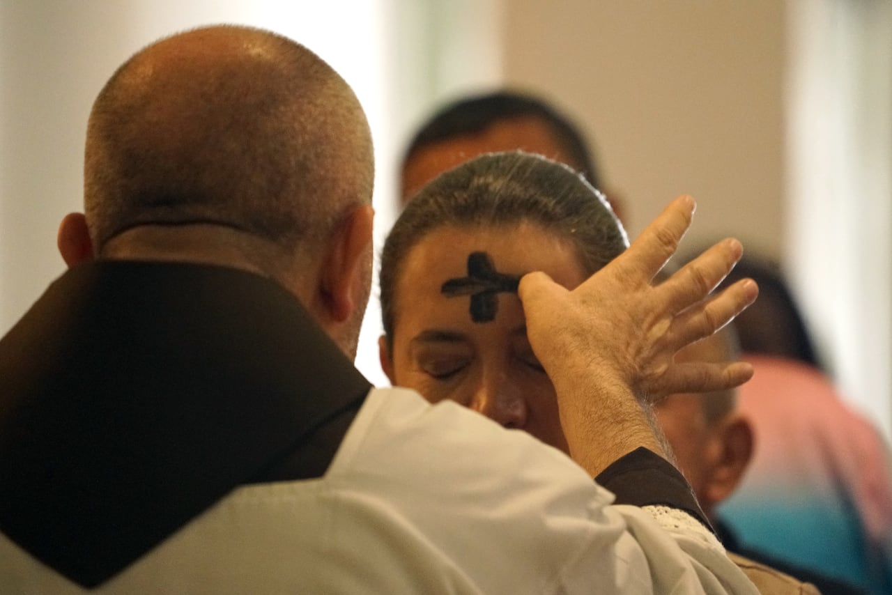 Los fieles católicos cumplen con el día que marca el inicio de la Cuaresma, en el cual se impone ceniza en la frente como símbolo de penitencia y arrepentimiento. Este es el período de la religión católica que conmemora la pasión, muerte y resurrección de Jesucristo. Foto Jorge Orozco
