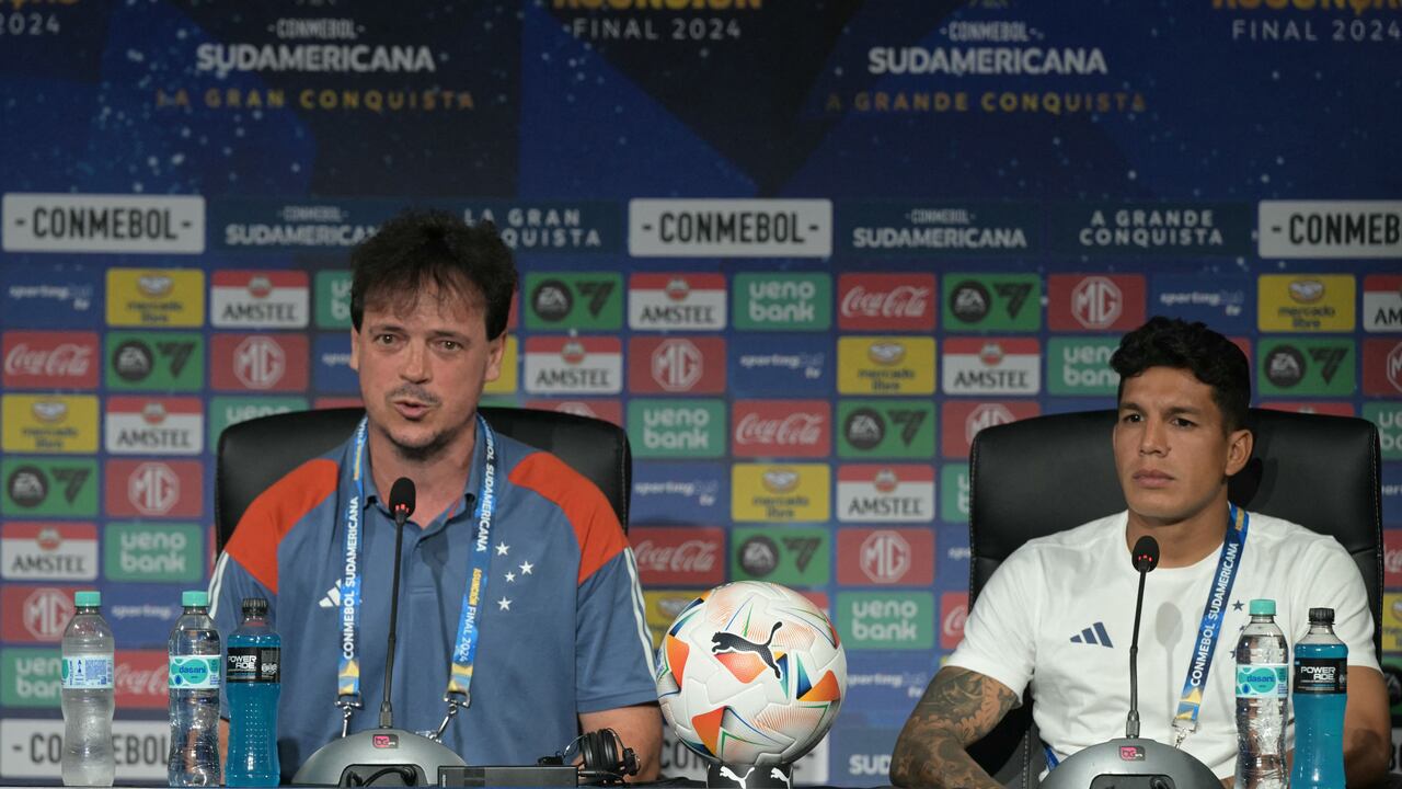 El entrenador del Cruzeiro, Fernando Diniz (i), habla junto al centrocampista argentino Lucas Romero durante una conferencia de prensa.