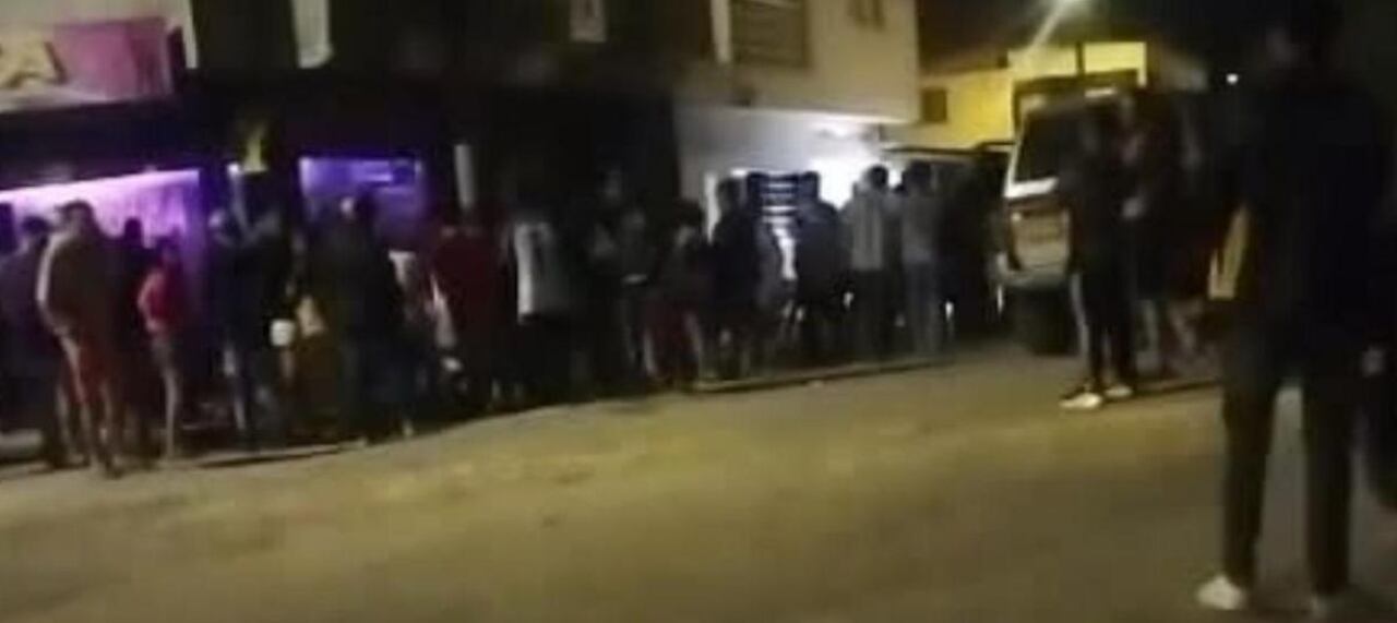 Según informes preliminares, hombres armados en motocicletas llegaron a estos lugares y abrieron fuego contra las personas que allí se encontraban.