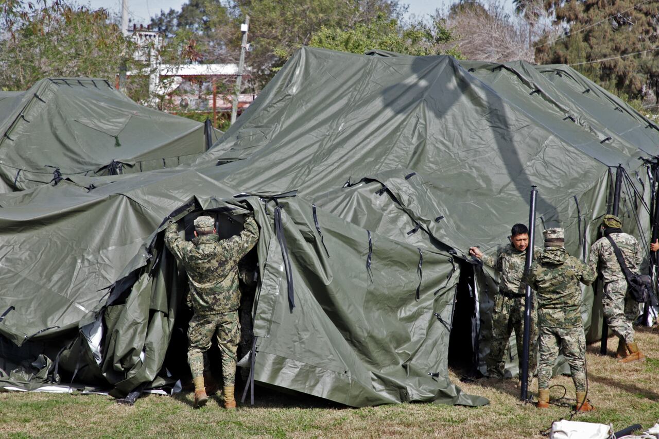 Miembros de la Armada de México comienzan a construir un refugio temporal en la frontera en Matamoros.
