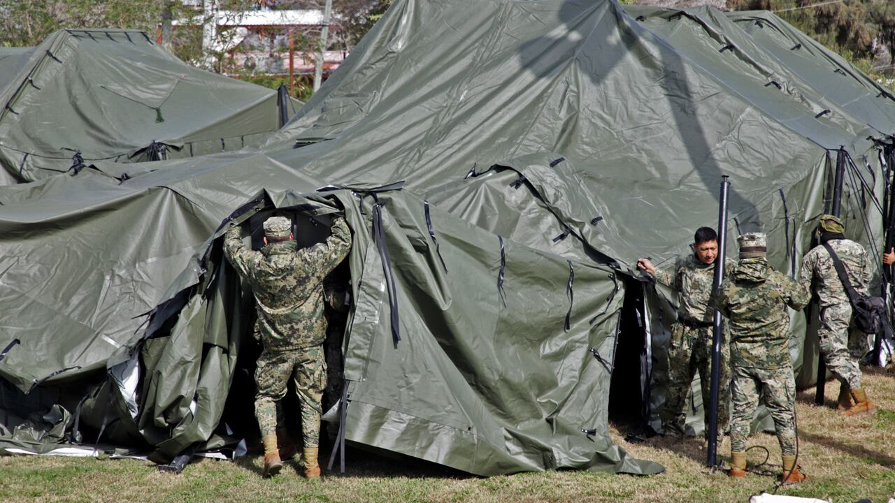 Miembros de la Armada de México comienzan a construir un refugio temporal en la frontera en Matamoros.