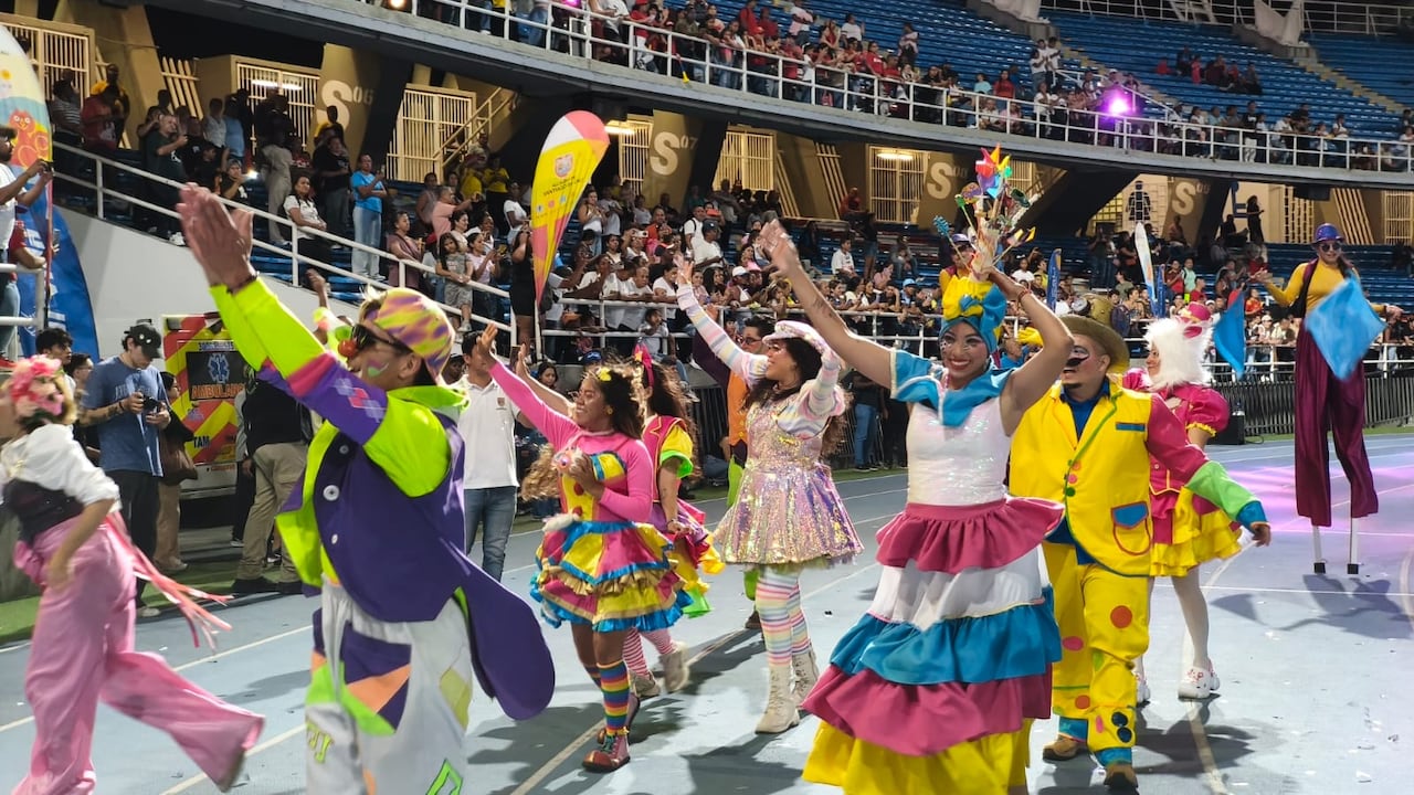 Cerca de 960 menores de 15 años, representando a 48 comunas y corregimientos de Cali, desfilaron en el Pascual Guerrero luciendo los colores de diferentes países del mundo.