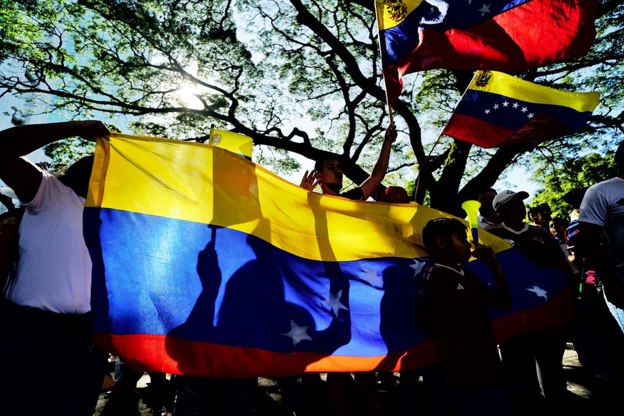 El Bulevar del Río, centro de Cali, se convirtió en punto de encuentro para cientos de ciudadanos venezolanos residentes en la capital vallecaucana, quienes se congregaron para manifestar sus reacciones tras la captura de Nicolás Maduro durante la madrugada de este mismo día. Foto Jorge Orozco