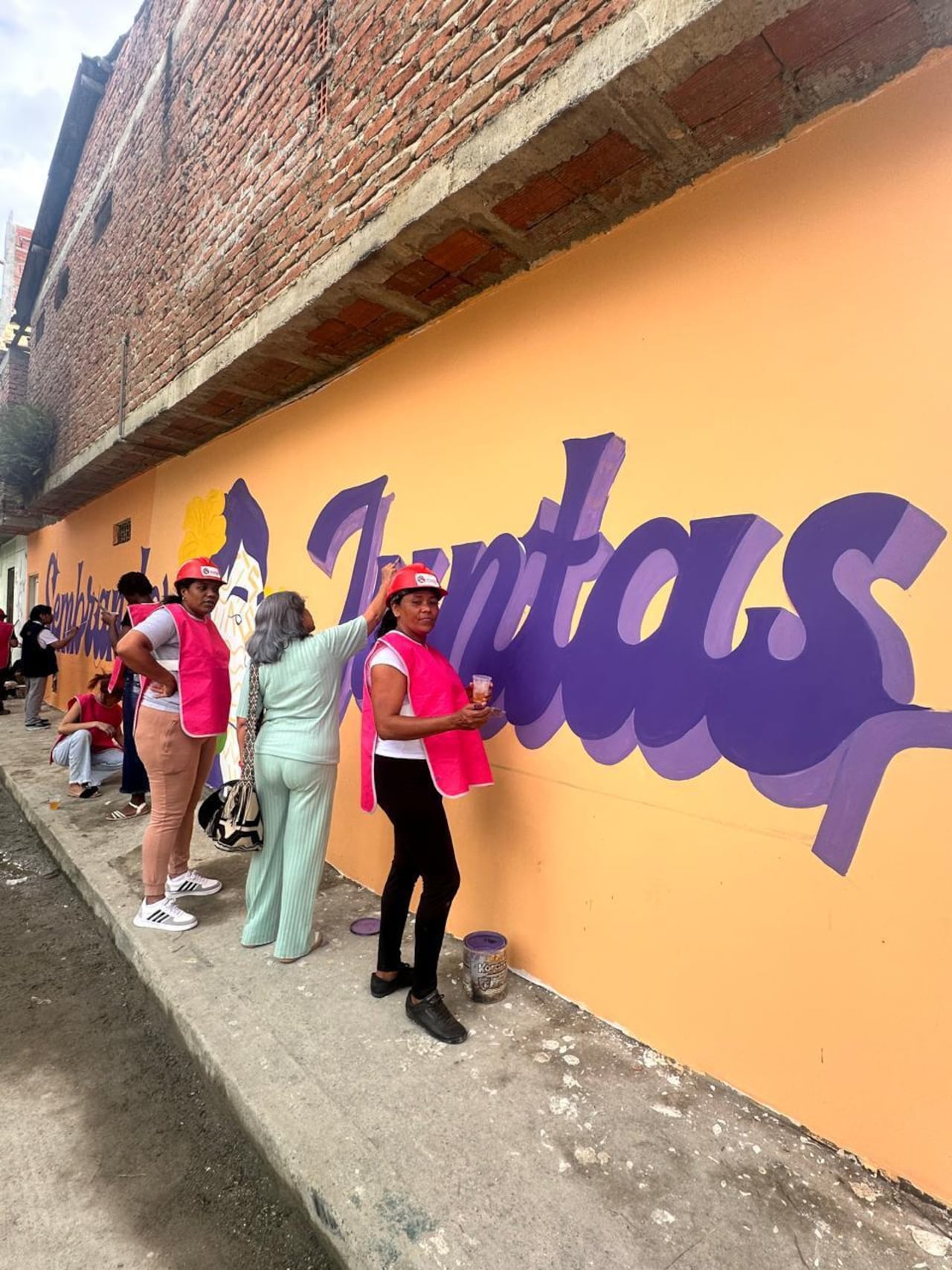 Mujeres echando raíces se desarrolla en la Comuna 15 de Cali, e incluye intervención de espacios públicos.