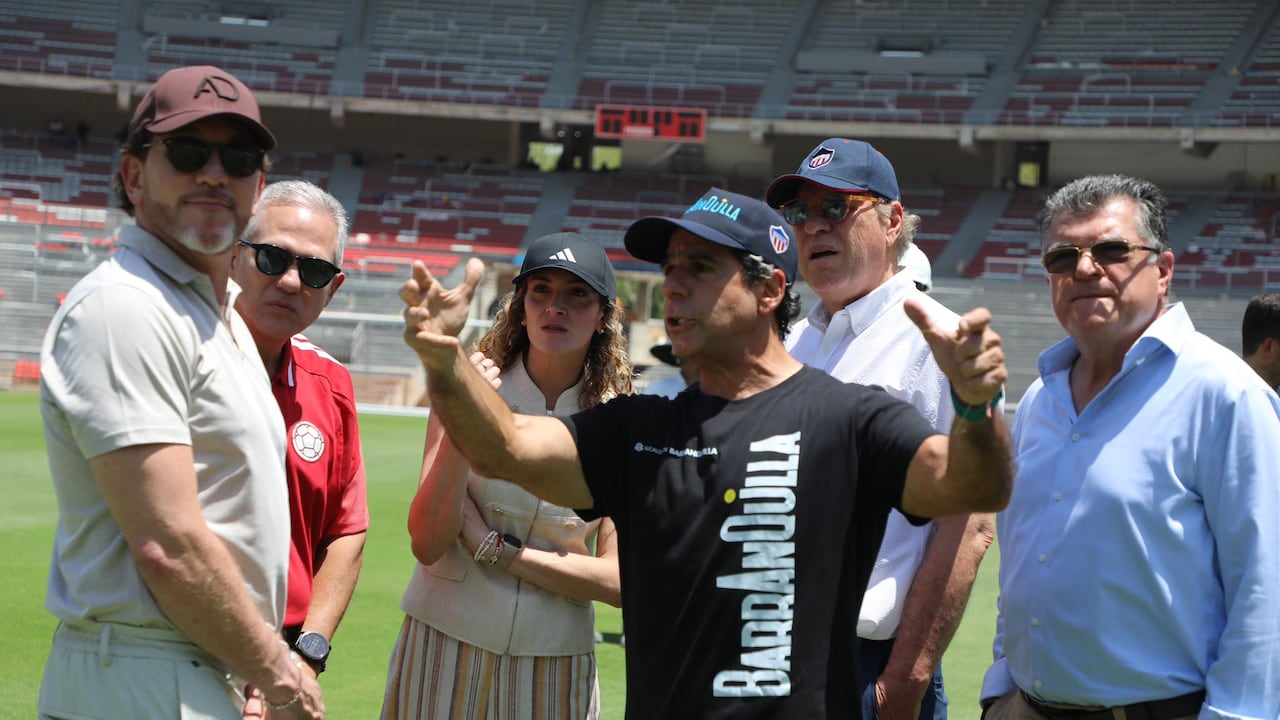Alejandro Char (camiseta negra), Alcalde de Barranquilla, le explica cómo avanzan las obras del Estadio Metropolitano a Alejandro Domínguez (primero de izquierda a derecha), presidente de la Conmebol.