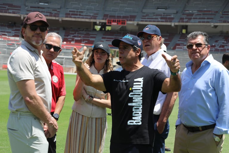 Alejandro Char (camiseta negra), Alcalde de Barranquilla, le explica cómo avanzan las obras del Estadio Metropolitano a Alejandro Domínguez (primero de izquierda a derecha), presidente de la Conmebol.