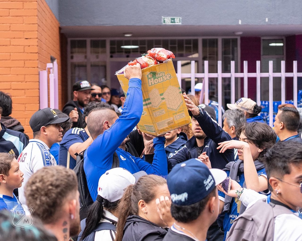 Jugadores e hinchas de Millonarios se unieron para ayudar a las víctimas del terremoto.