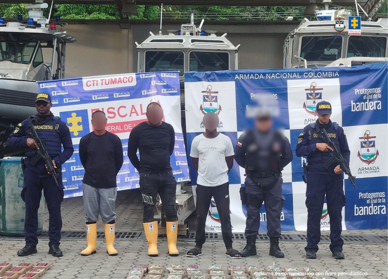 Los tres sujetos capturados por transportar cocaína en inmediaciones de Tumaco.