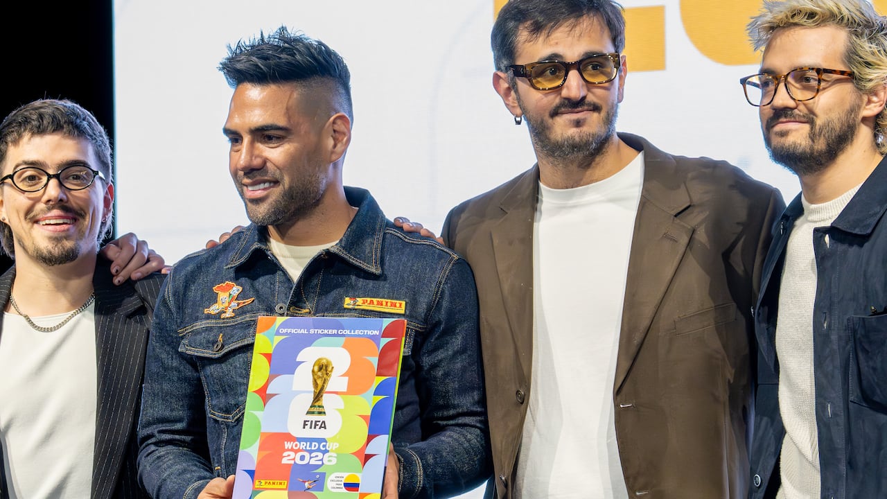 Radamel Falcao (segundo de izquierda a derecha) sostiene el álbum del Mundial 2026.
