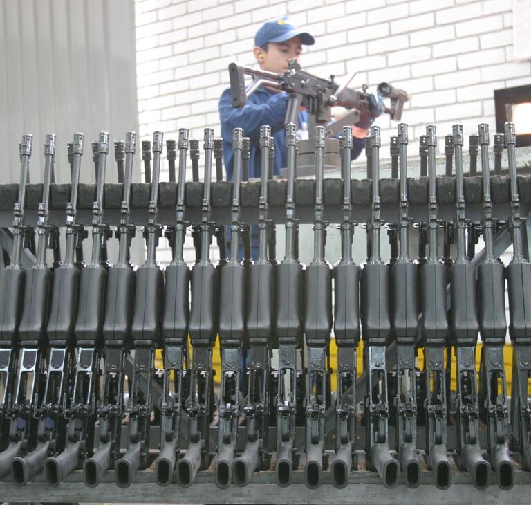 Atención | MinDefensa reconoció que aún no tienen solución para el fusil Galil, tras romper relaciones militares con Israel .