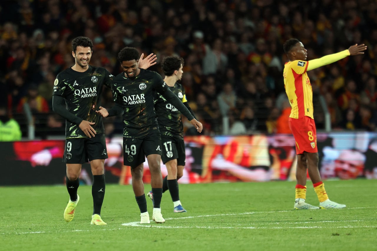 El delantero francés del Paris Saint-Germain, Ibrahim Mbaye (C), con el número 49, celebra tras marcar un gol durante el partido de la Ligue 1 francesa entre el RC Lens y el Paris Saint-Germain (PSG) en el estadio Bollaert-Delelis de Lens, el 13 de mayo de 2026. (Foto de Francois LO PRESTI / AFP)