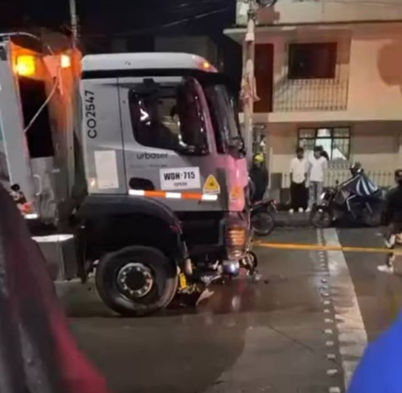 Los jóvenes que perdieron la vida en este hecho se movilizaban en una motocicleta, la cual quedó debajo de un camión recolector de basura.