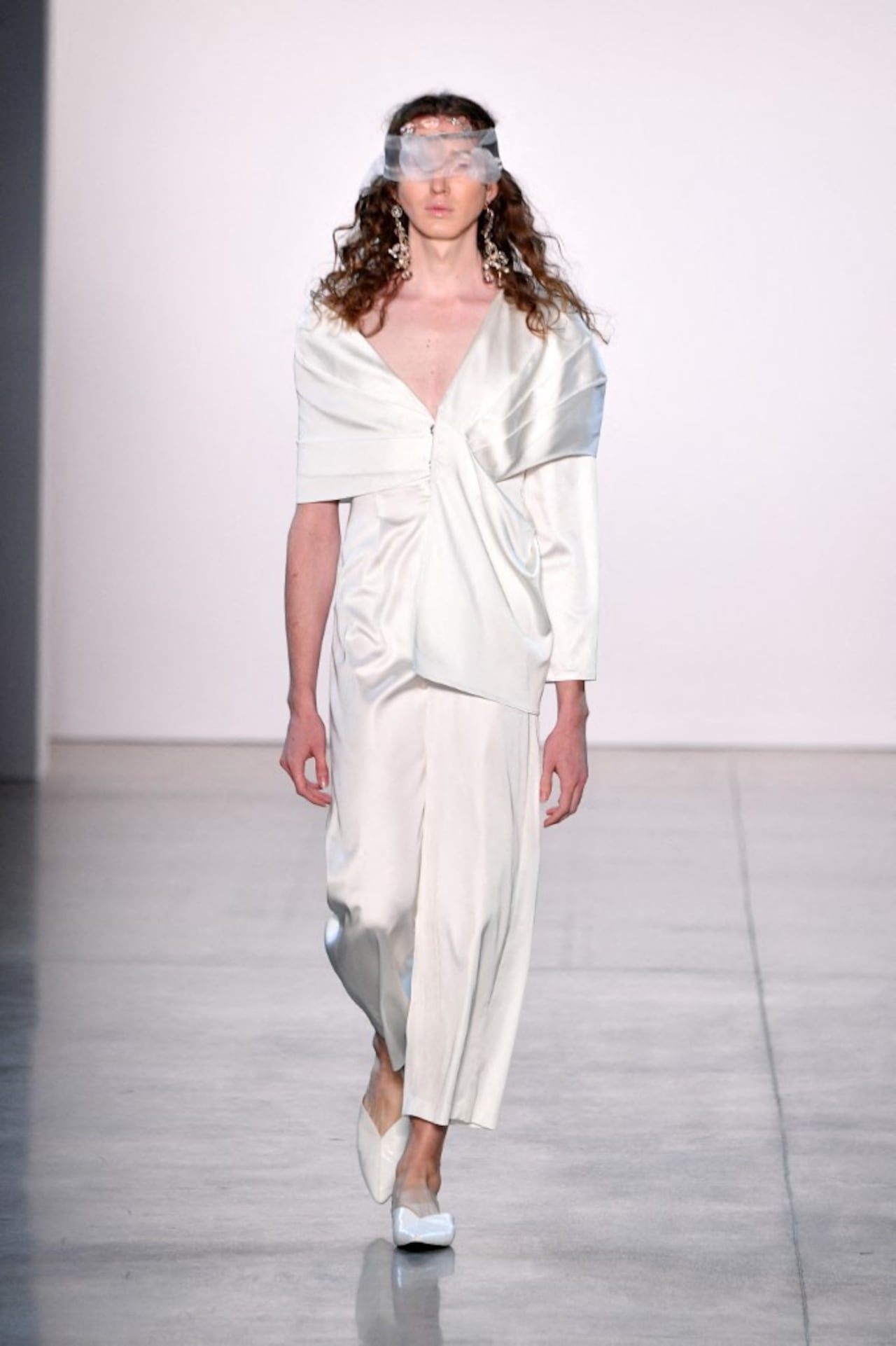 Un look totalmente blanco es esencial para una ocasión importante